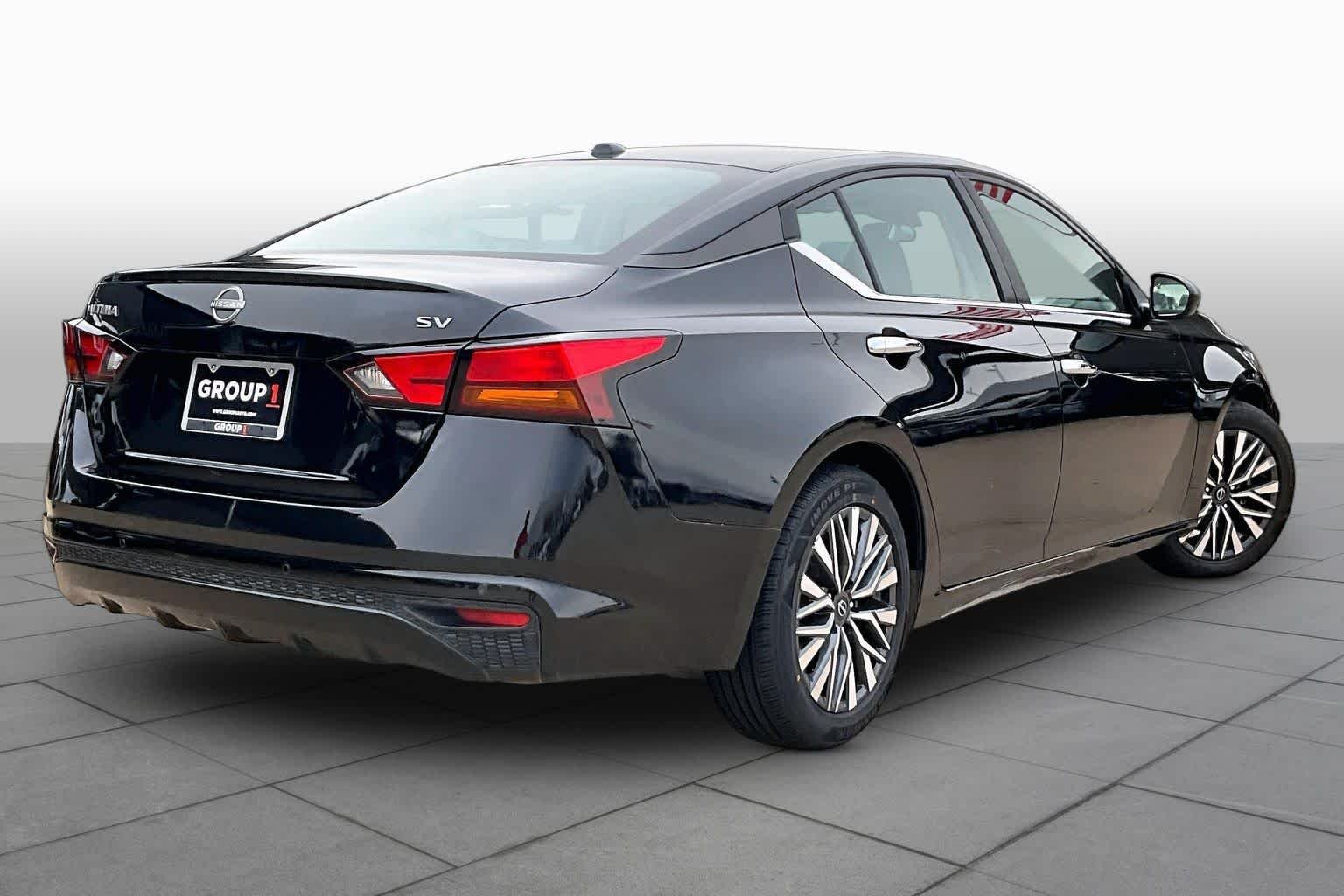 Used 2024 Super Black Nissan 2.5 SV image 12