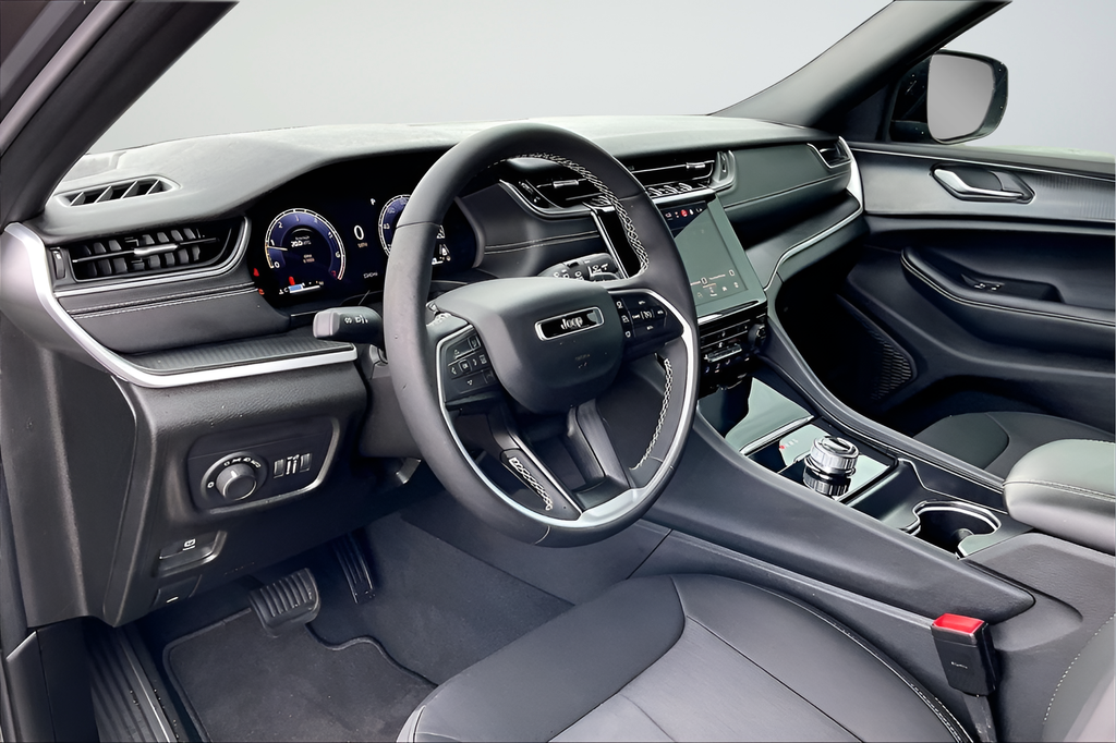 Used 2025 SELECT Jeep Laredo X image 14