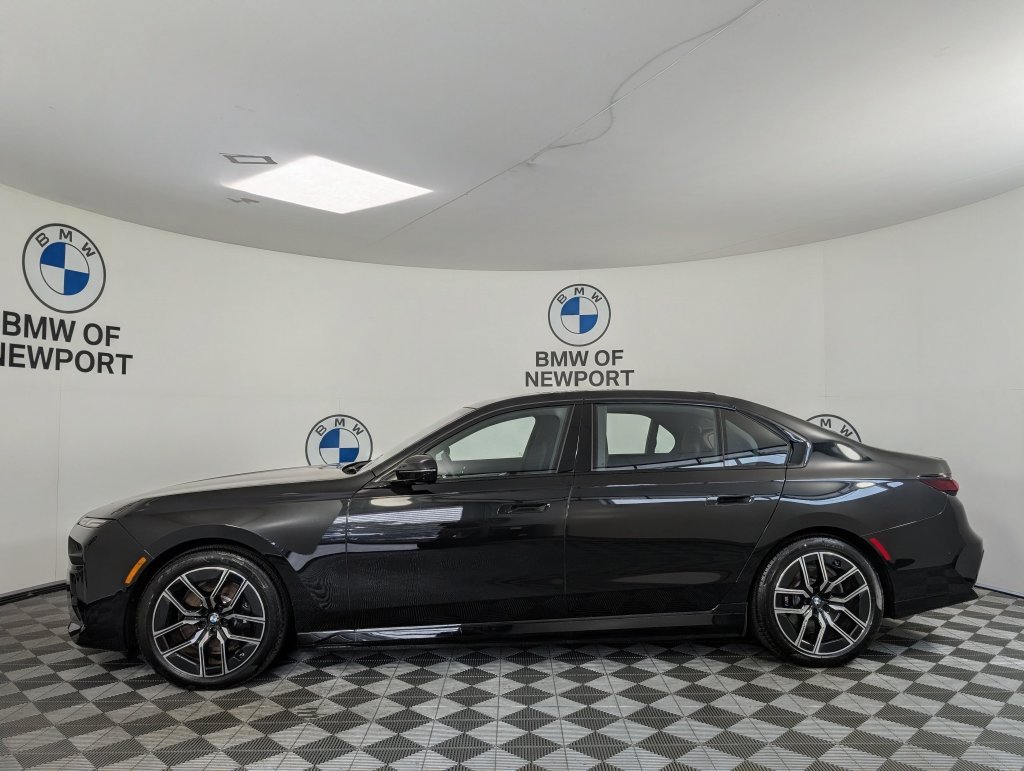 Used 2026 Black BMW xDrive60 image 9