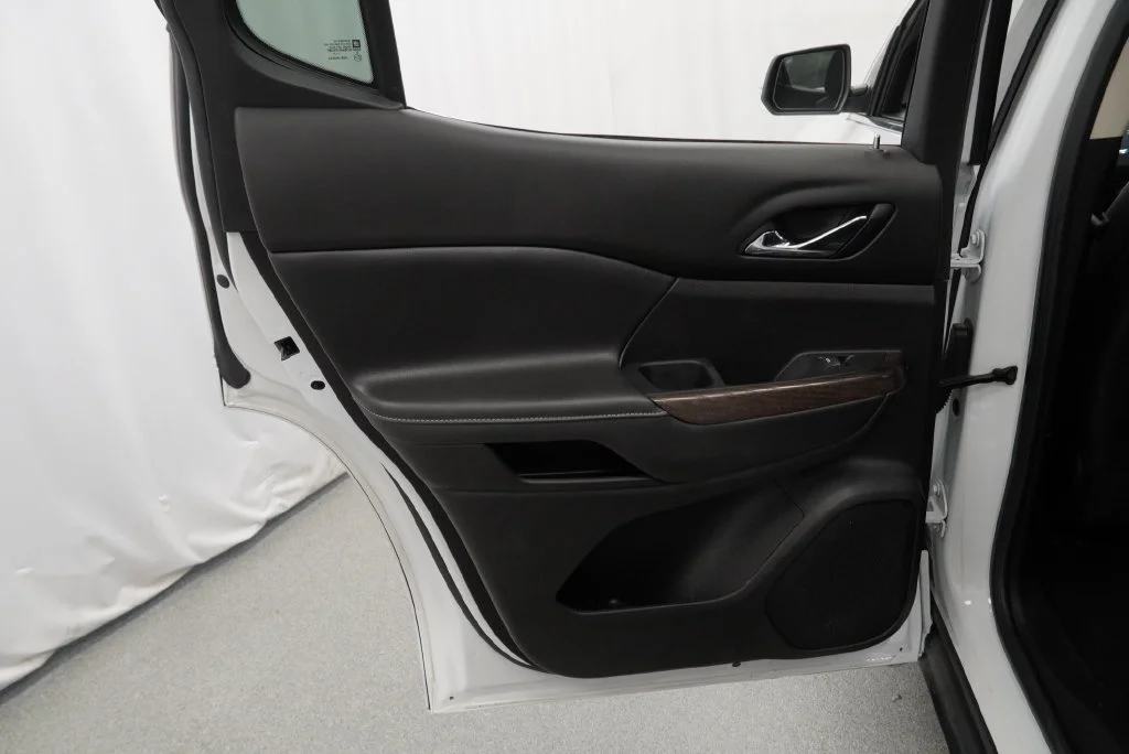 Used 2023 White Frost Tricoat GMC Denali image 30