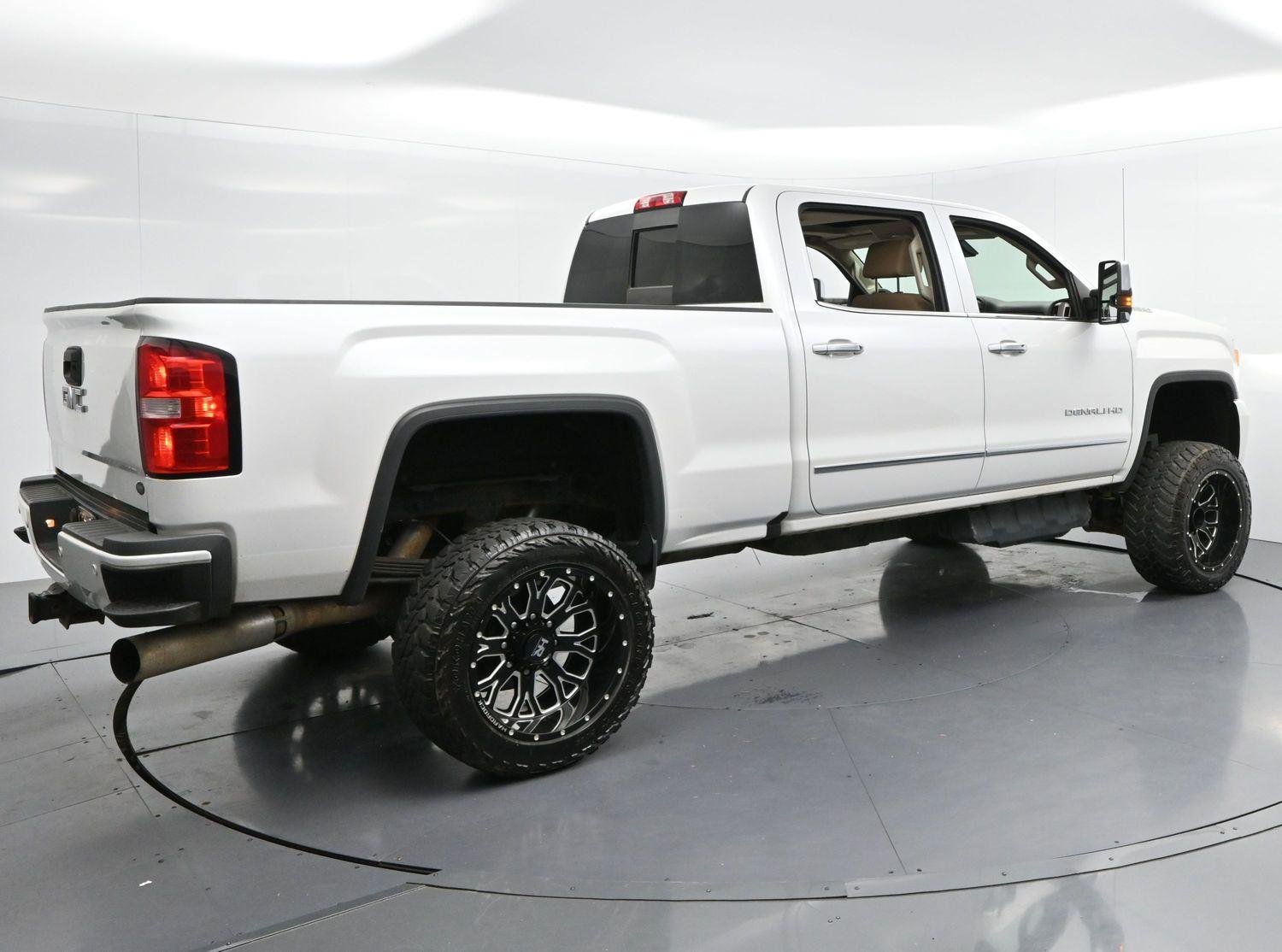 Used 2019 White Frost Tricoat GMC Denali image 7