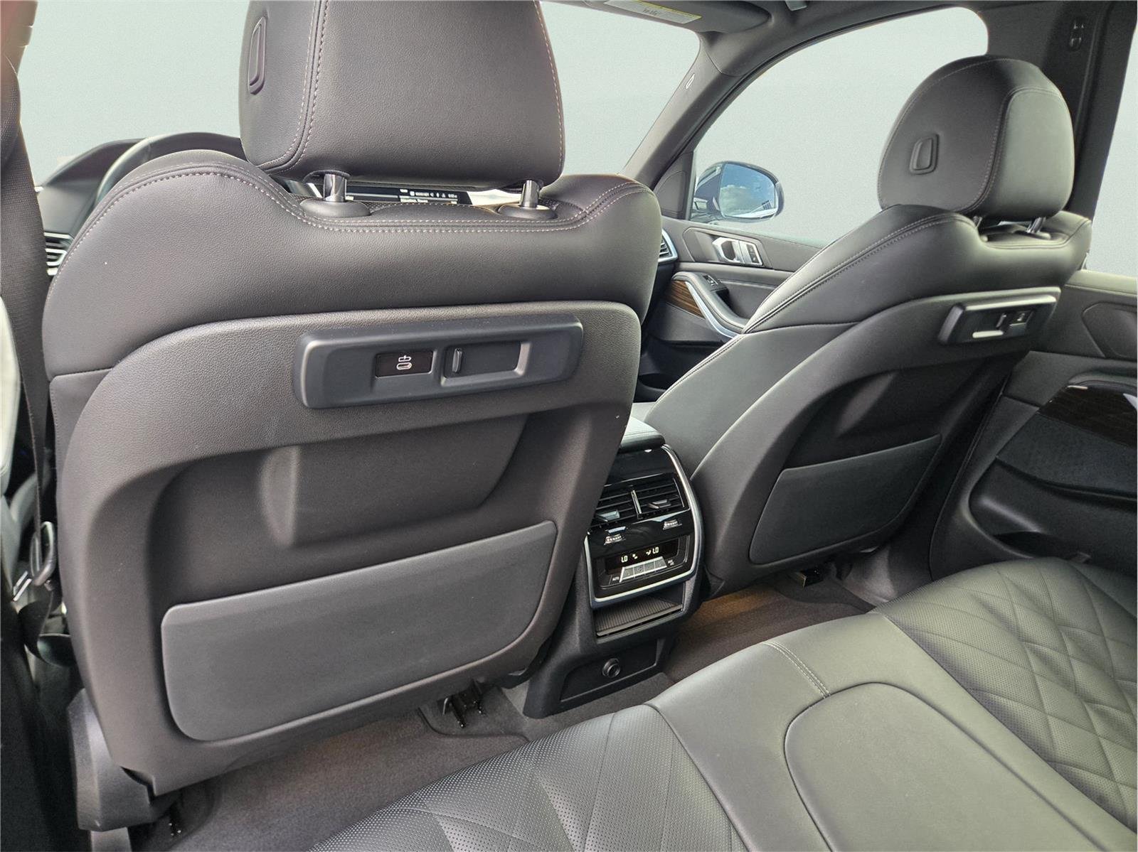 Used 2023 Mineral White Metallic BMW xDrive40i image 22
