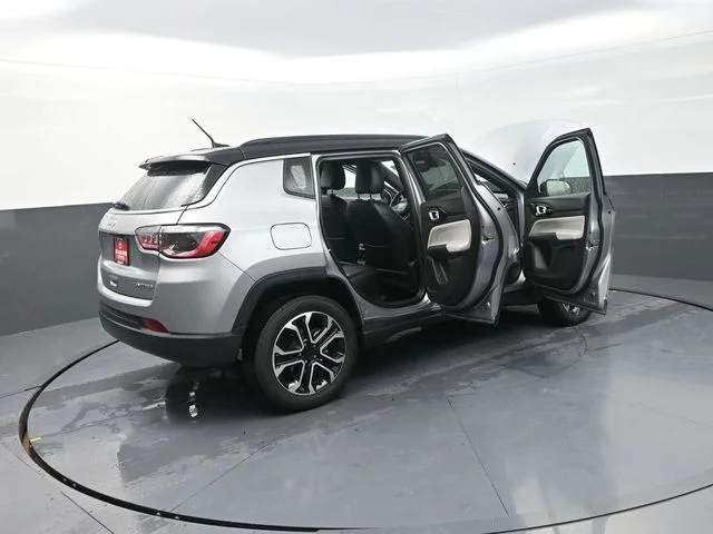 Used 2024  Jeep Limited image 44