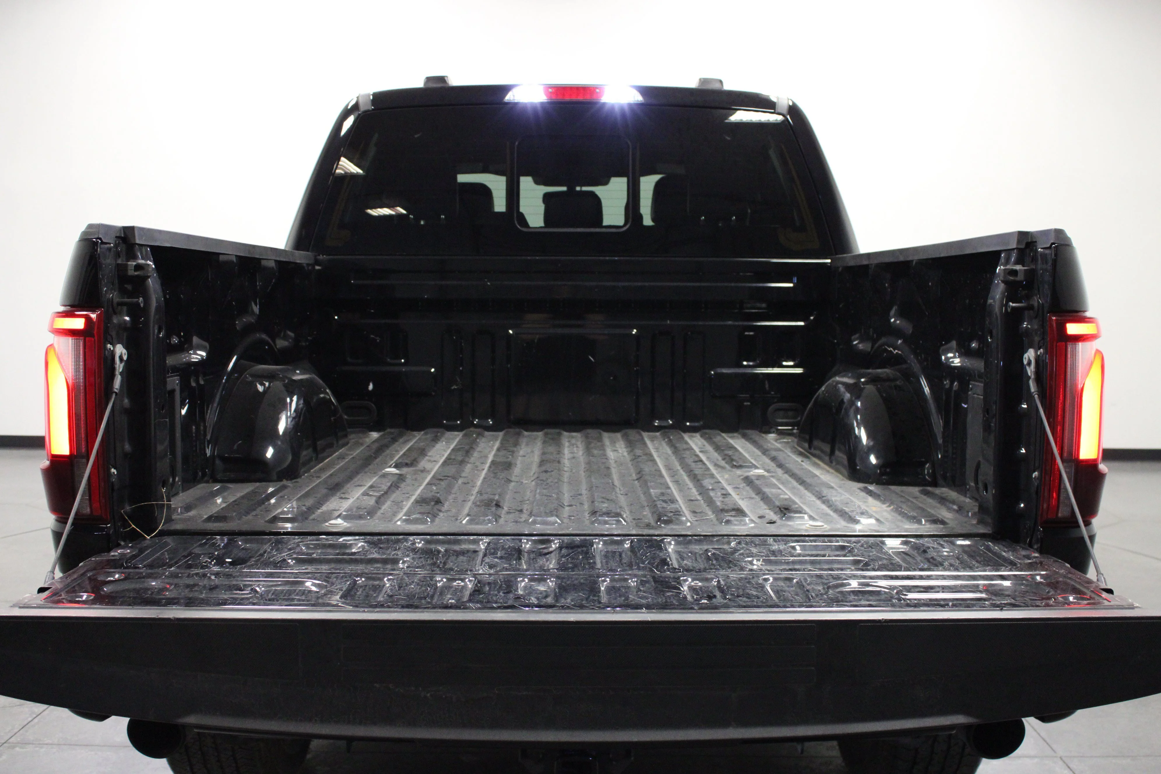 Used 2025 Agate Black Metallic Ford LARIAT image 14
