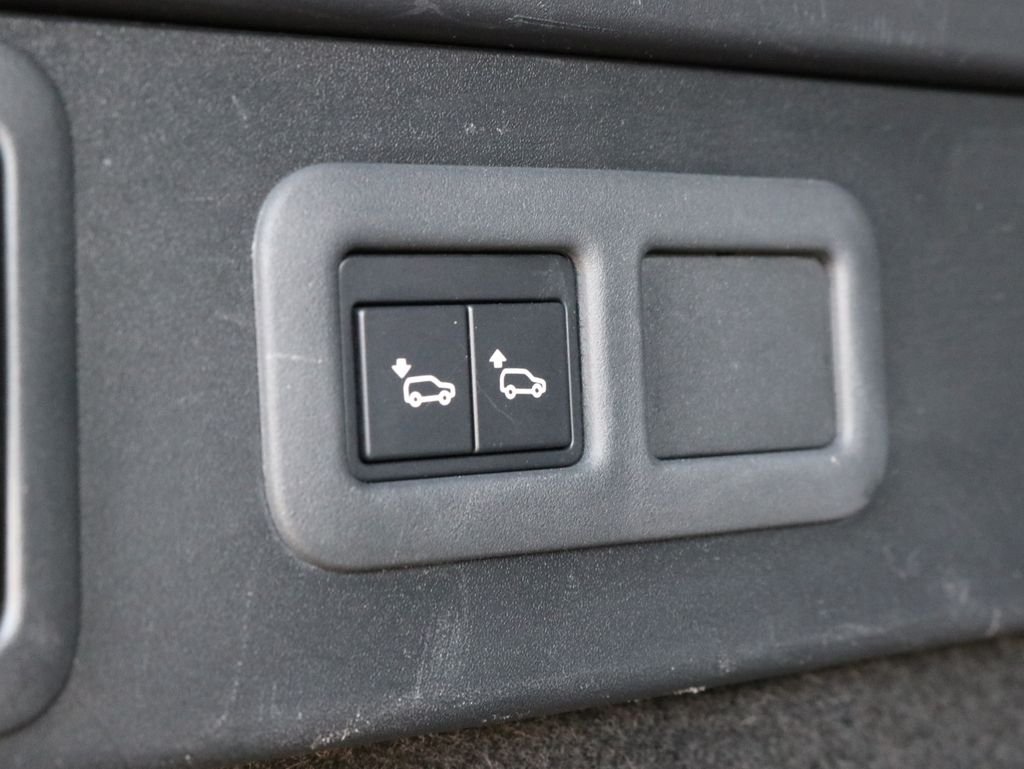 Used 2019 Red Land Rover HSE R-Dynamic image 36