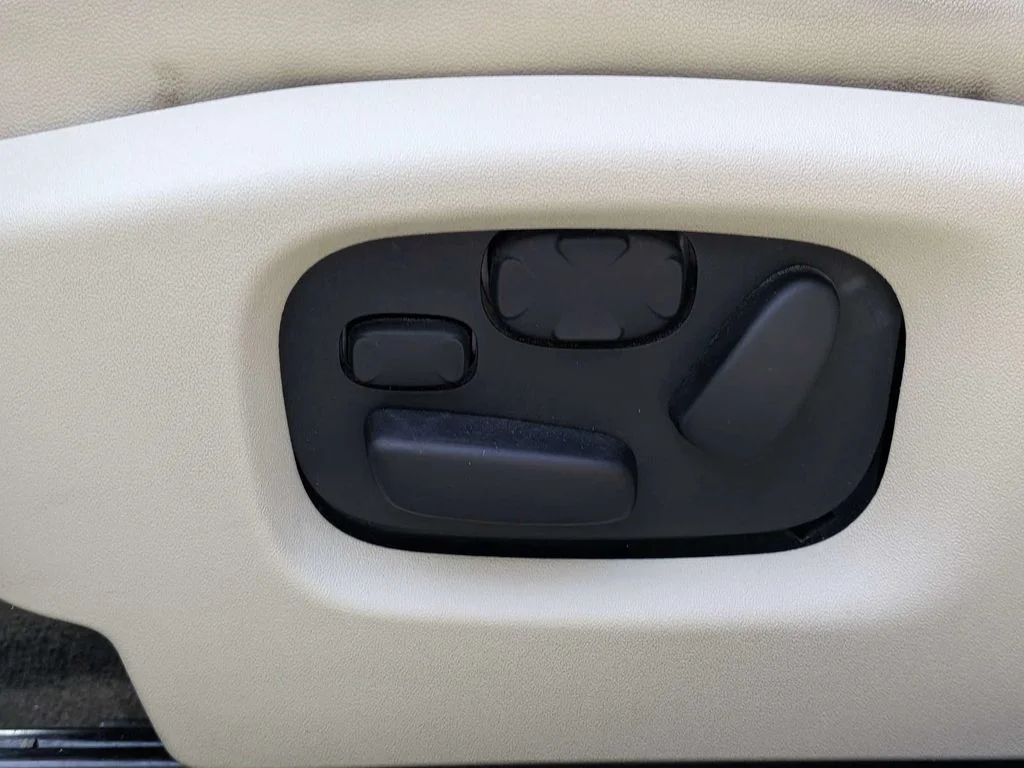 Used 2013 Beige Lincoln Base image 18