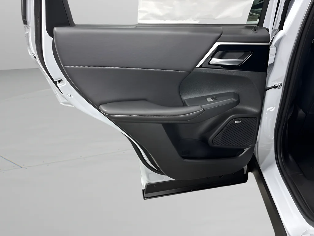 New 2026 White Diamond Mitsubishi LE image 28