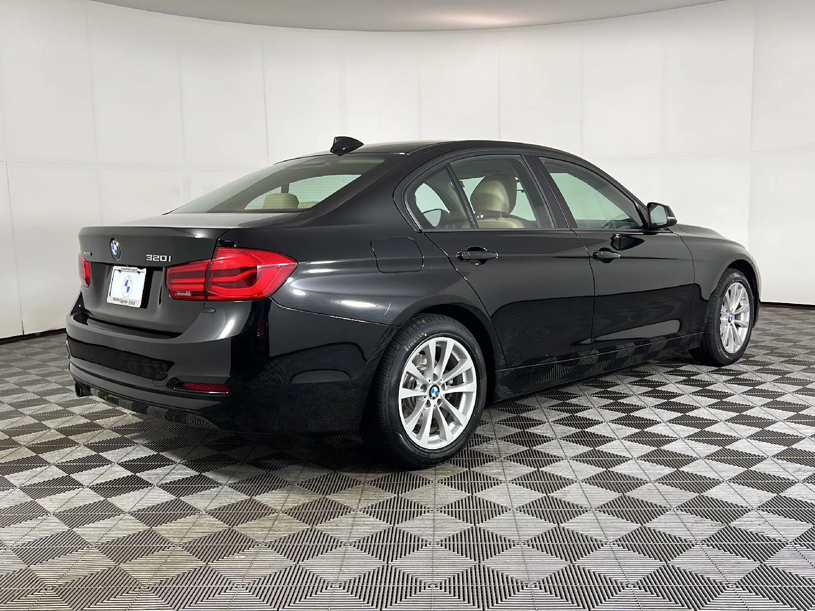 Used 2018 Jet Black BMW 320i xDrive image 5