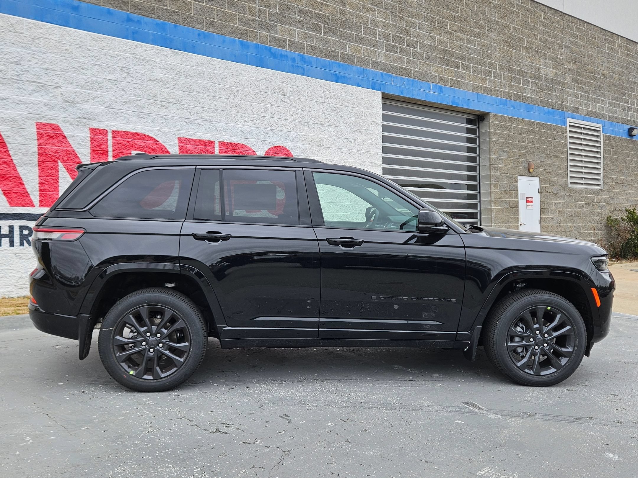 New 2026 Diamond Black Crystal Pearlcoat Jeep Limited Reserve image 8
