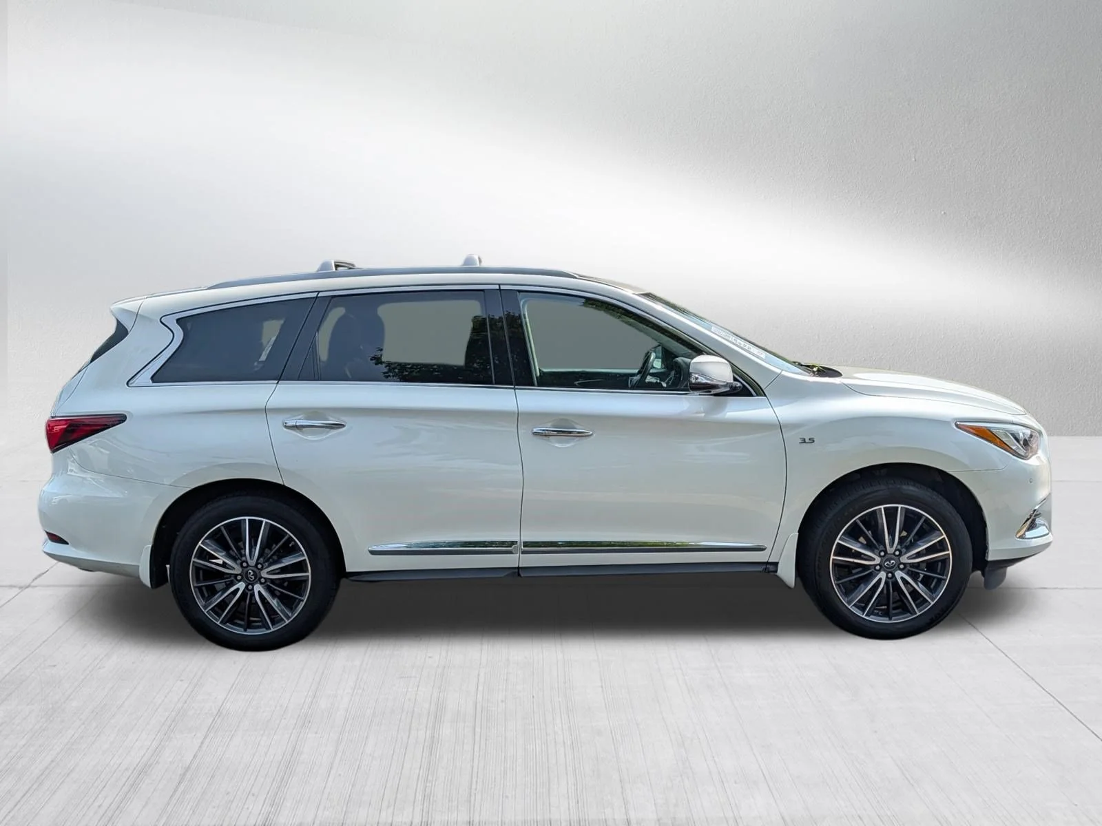 Used 2019 Majestic White INFINITI LUXE image 8