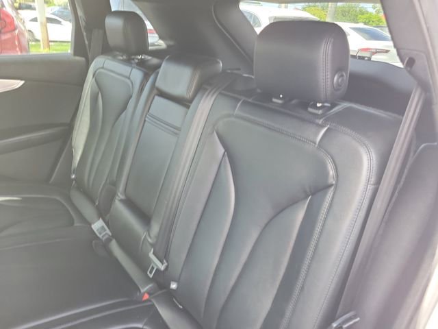 Used 2016 White Lincoln Premiere image 12