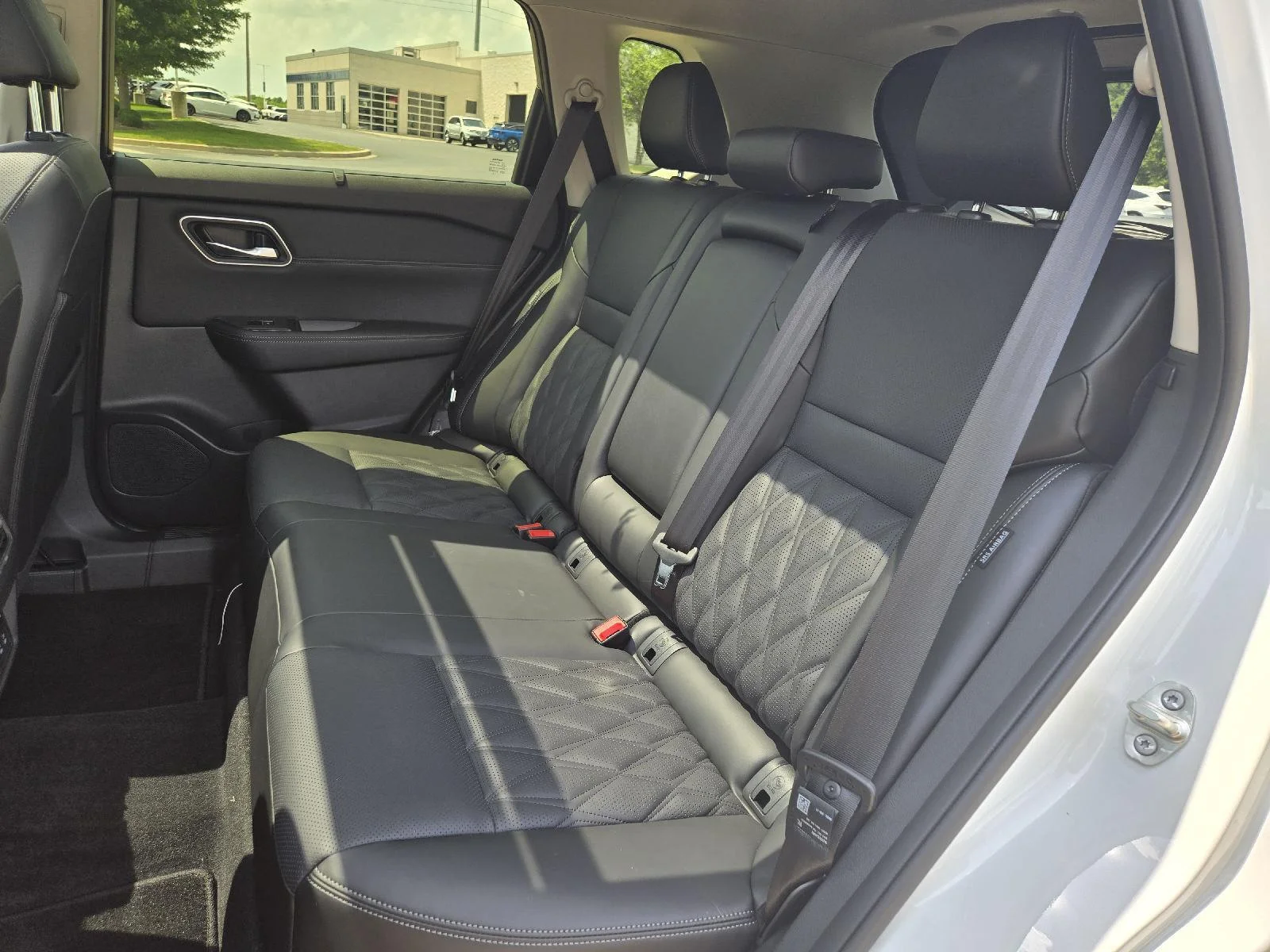 New 2026 Everest White Pearl/Super Black Nissan Platinum image 13