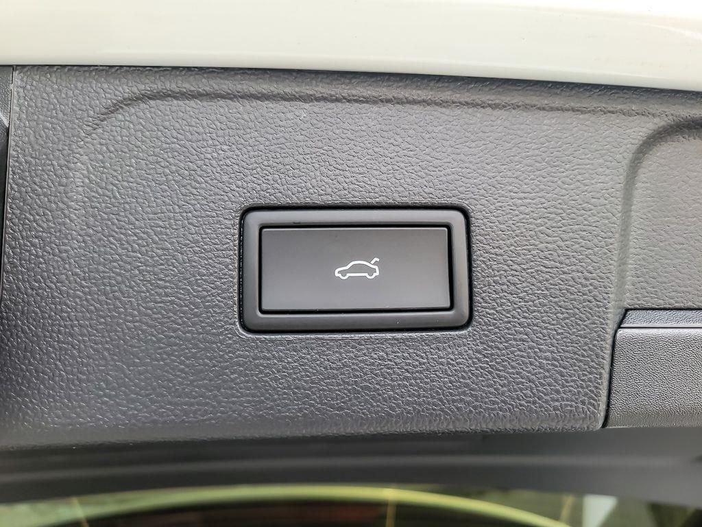 New 2026 Opal White Pearl Volkswagen 2.0T SE w/Technology image 16