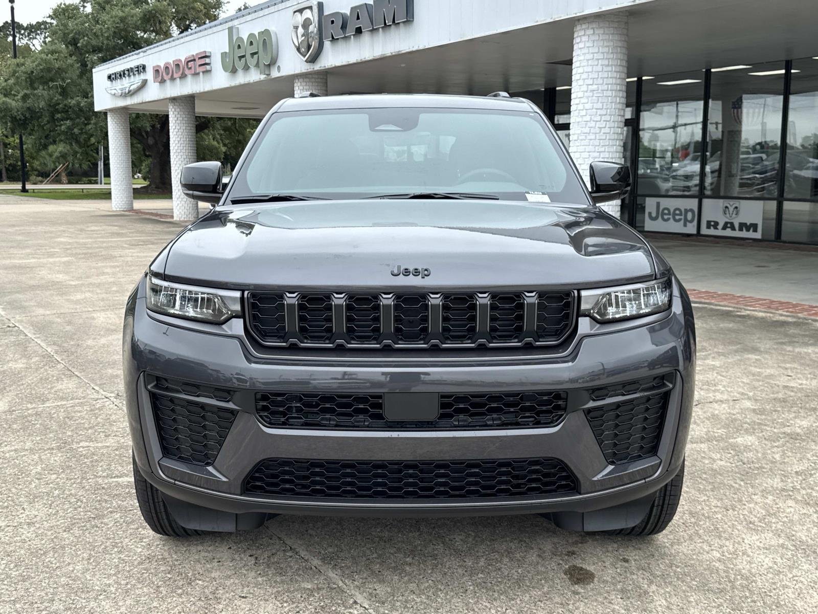 New 2026 Baltic Gray Metallic Clear-Coat Exterior Paint Jeep Laredo Altitude image 2