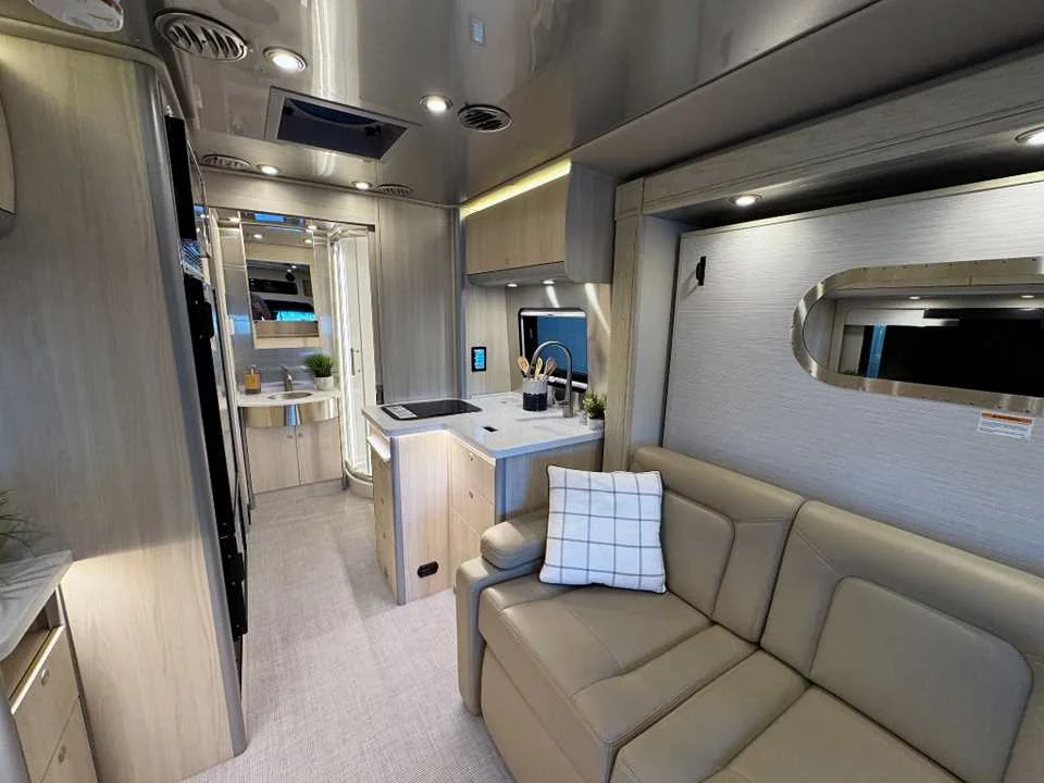 New 2025 Hightech Silver Premium Metallic AIRSTREAM  image 7