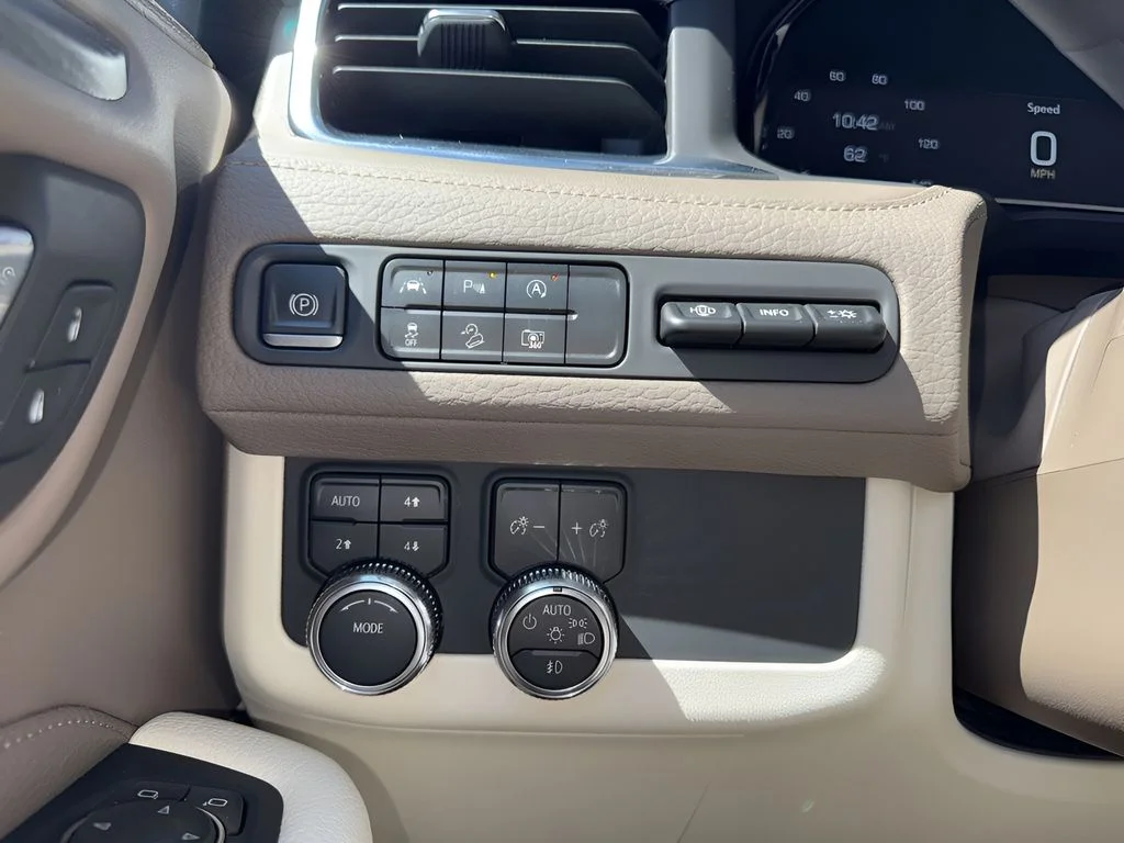 Used 2023 White GMC Denali image 25