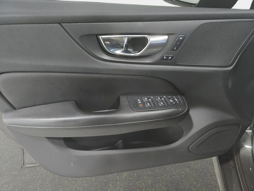 Used 2020 Pine Gray Metallic Volvo T6 Momentum image 25