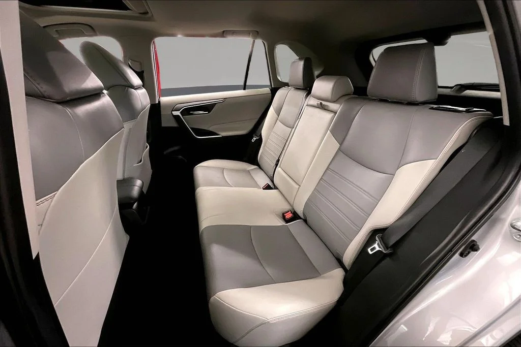 Used 2019 Silver Toyota XLE Premium image 30