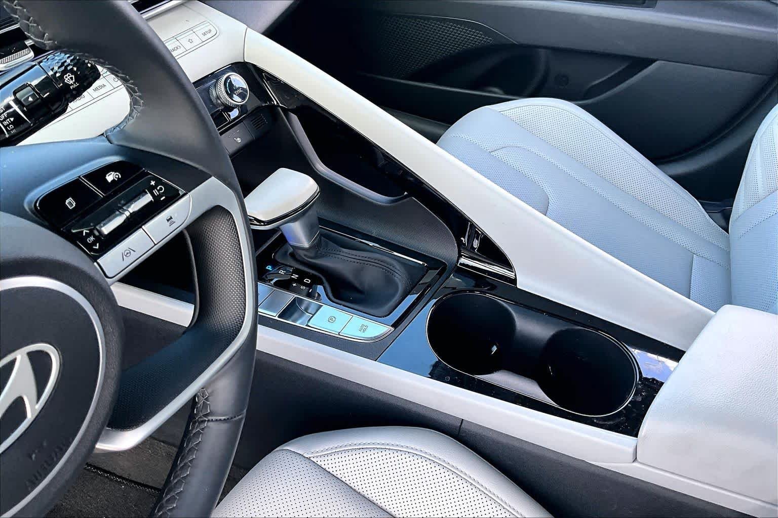 2025 Hyundai Elantra Limited - Photo 15