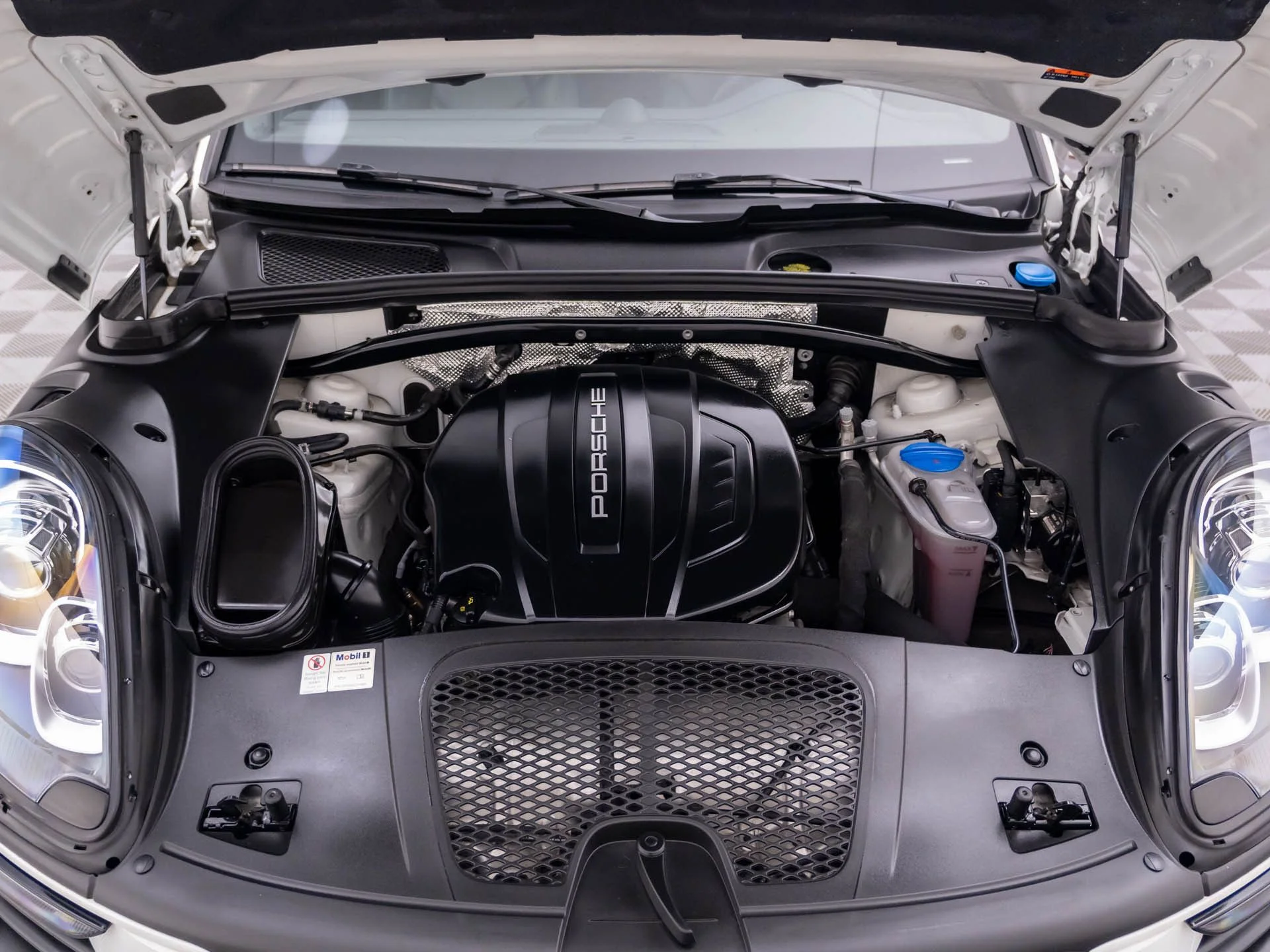 Used 2017  Porsche  image 30