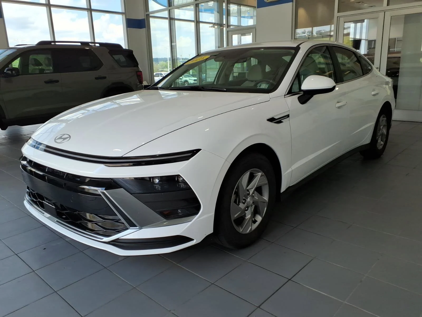Used 2025 Serenity White Hyundai SE image 8
