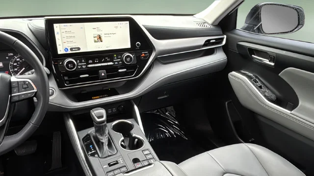 Used 2026 White/off-white Toyota XLE image 25