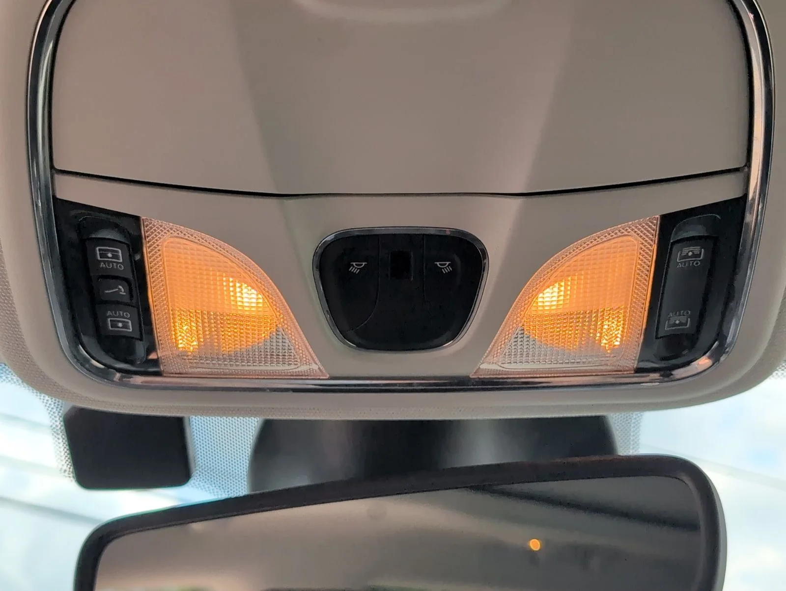 Used 2019 White Jeep Overland image 17