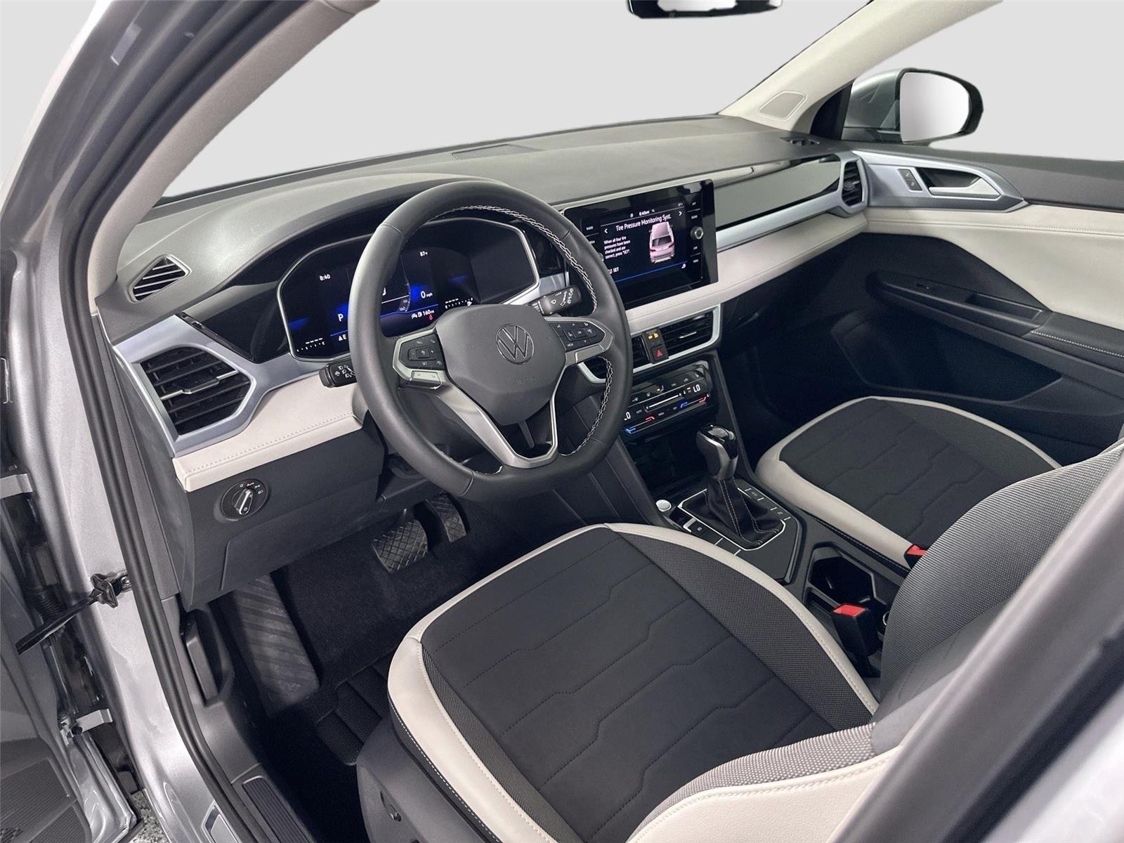 2025 Volkswagen Taos SE - Photo 9