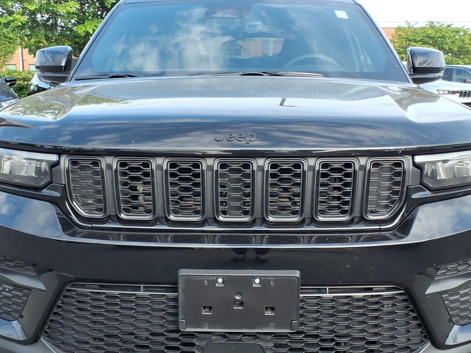 Used 2025 Diamond Black Crystal Pearlcoat Jeep Altitude image 13