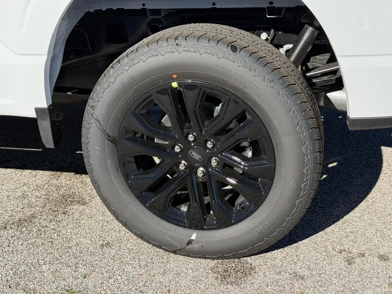 New 2026 Oxford White Ford LARIAT 4WD SuperCrew 5.5