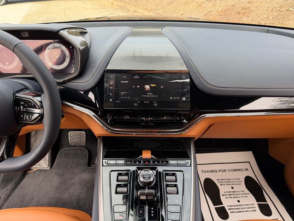 2026 Aston Martin DBX 707 - Photo 11