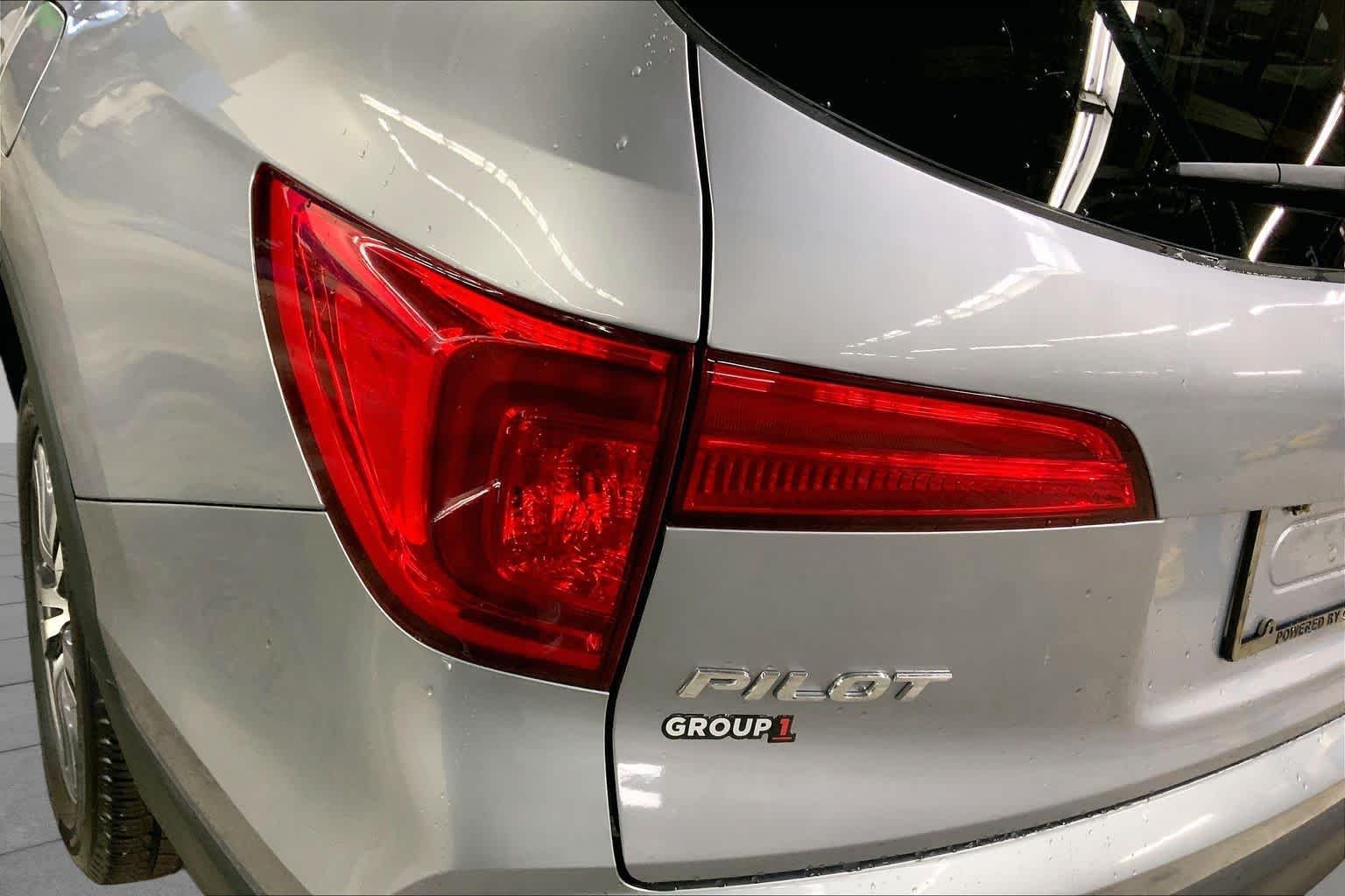 Used 2017 Lunar Silver Metallic Honda EX-L image 28