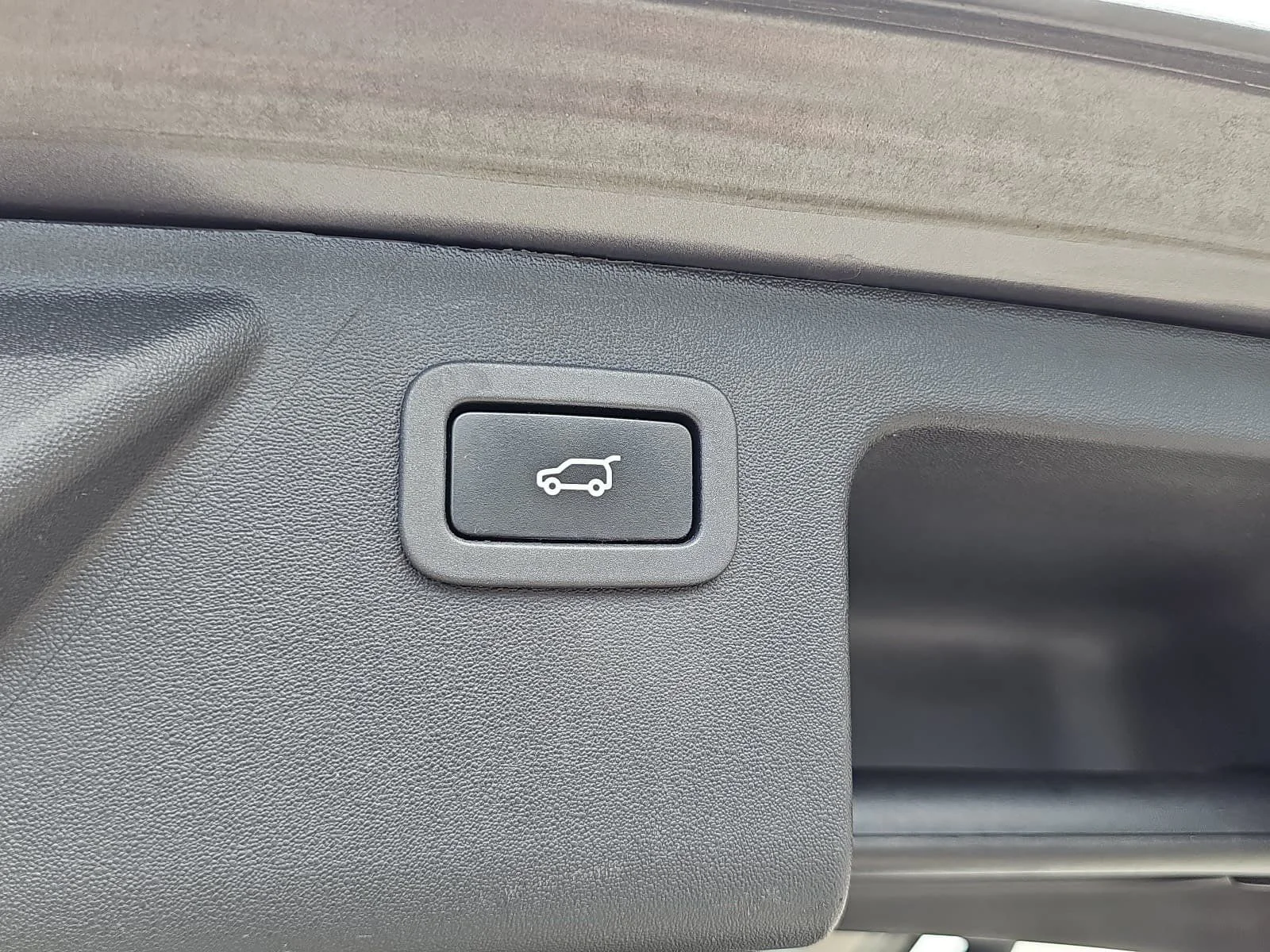 Used 2018 Gray Land Rover SE image 13