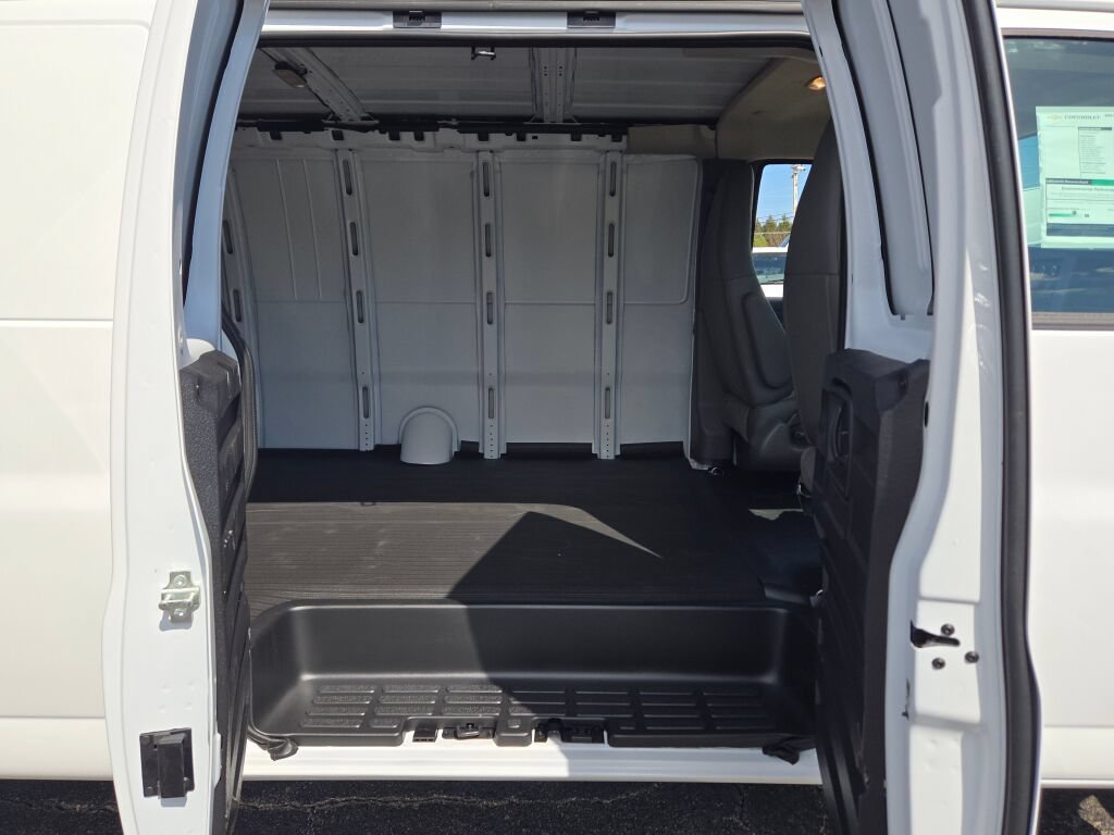 2026 Chevrolet Express Cargo Work Van - Photo 9