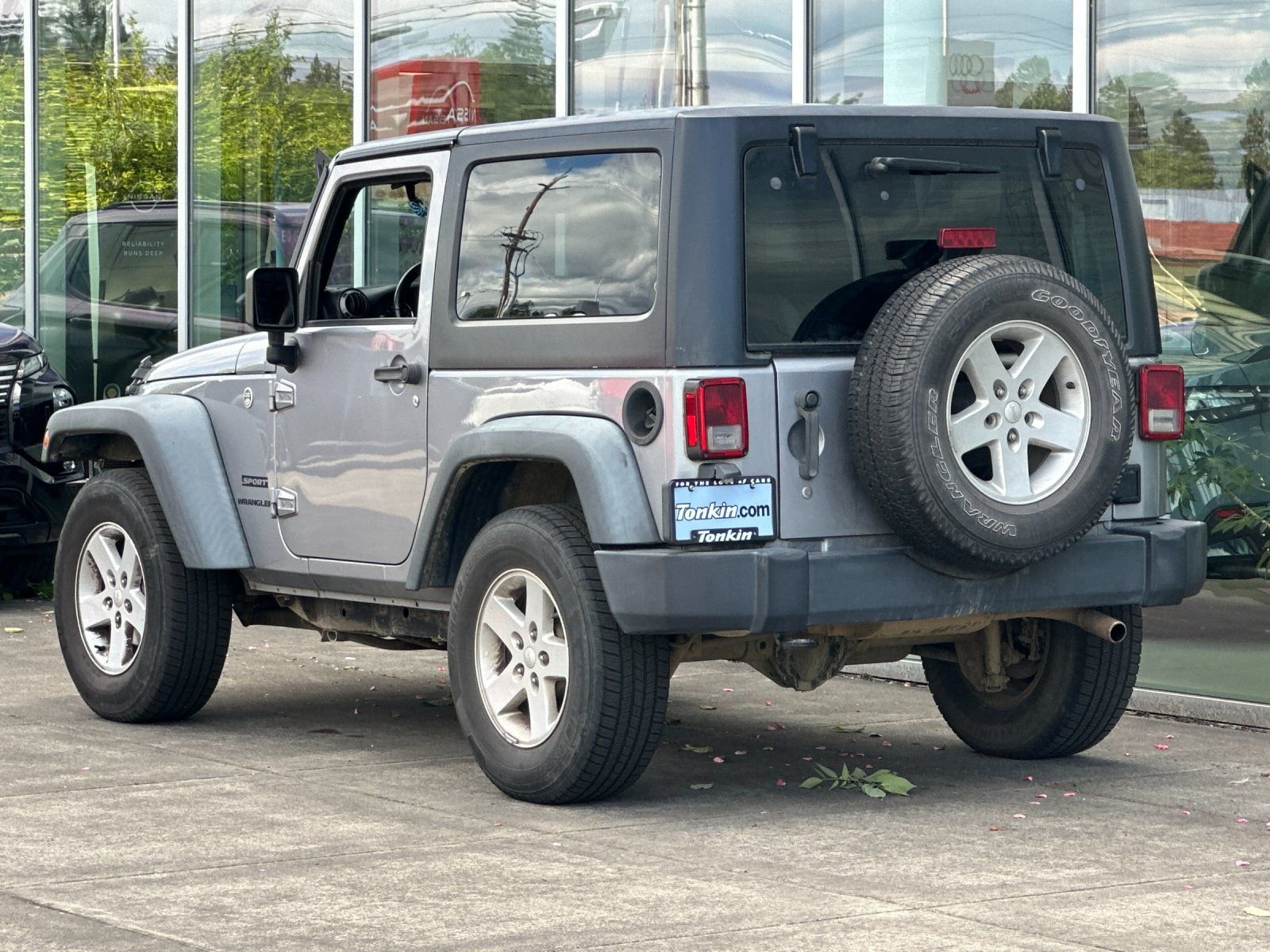 Used 2016 Billet Silver Metallic Clearcoat Jeep Sport image 4