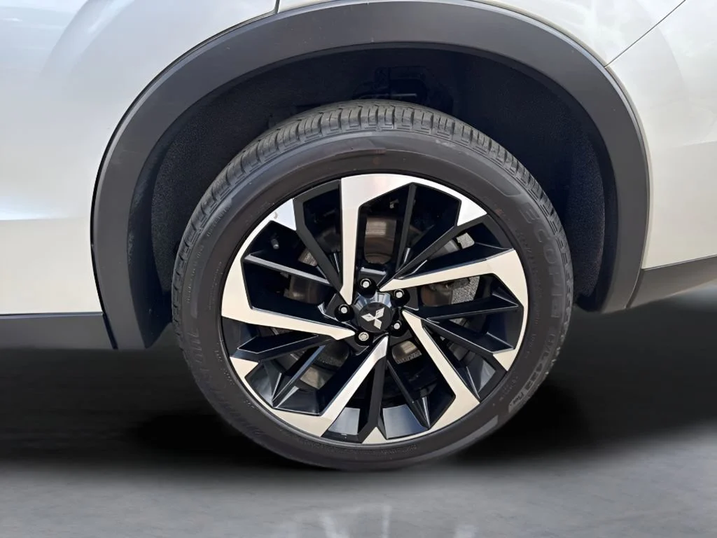 Used 2022 Silver Mitsubishi SE image 37