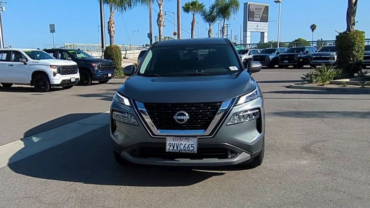 Used 2023 Gun Metallic Nissan SV image 3