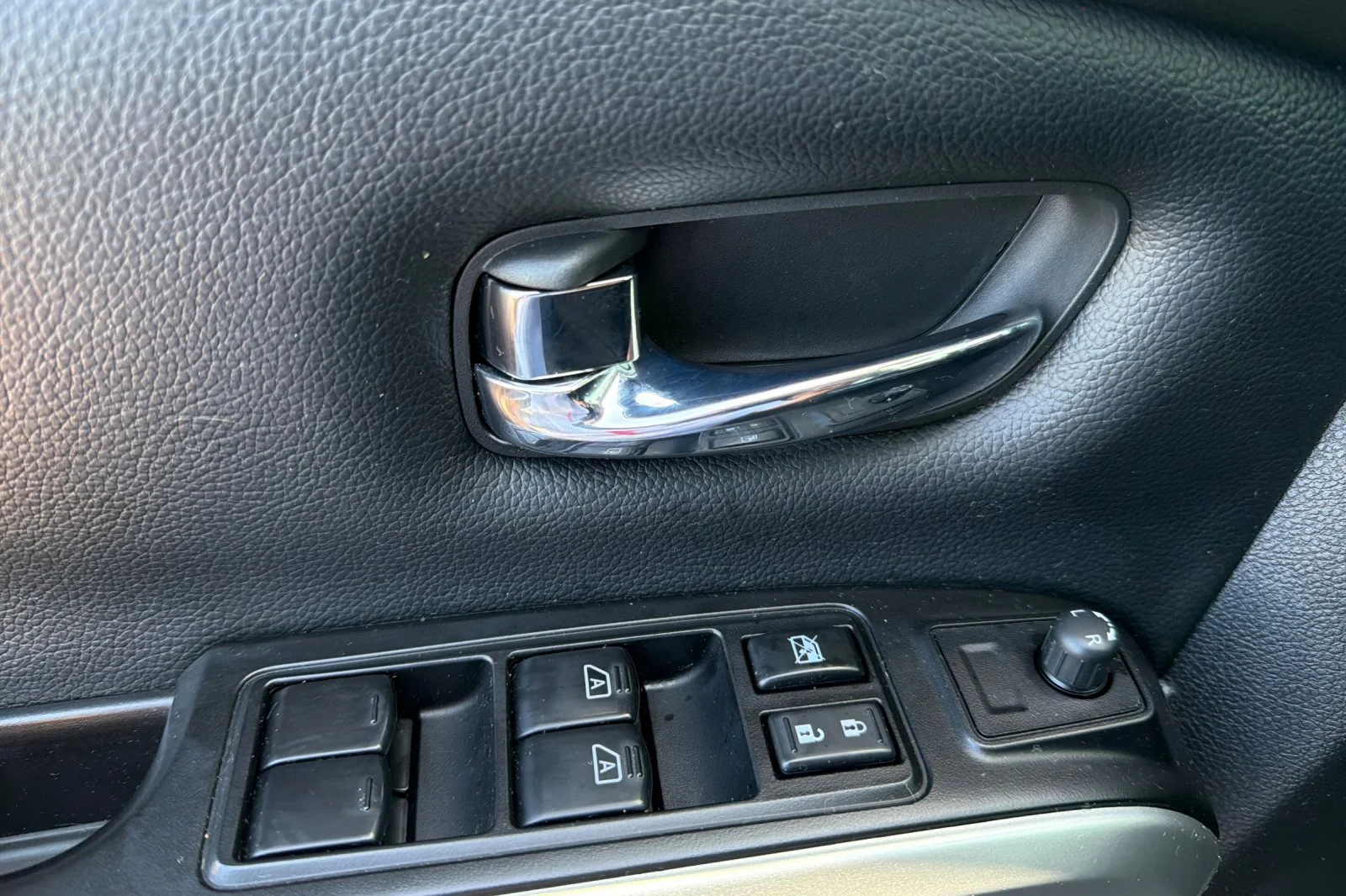 Used 2019 Glacier White Nissan SV image 9