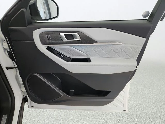 New 2026 Star White Metallic Tri-Coat Ford Platinum™ image 30