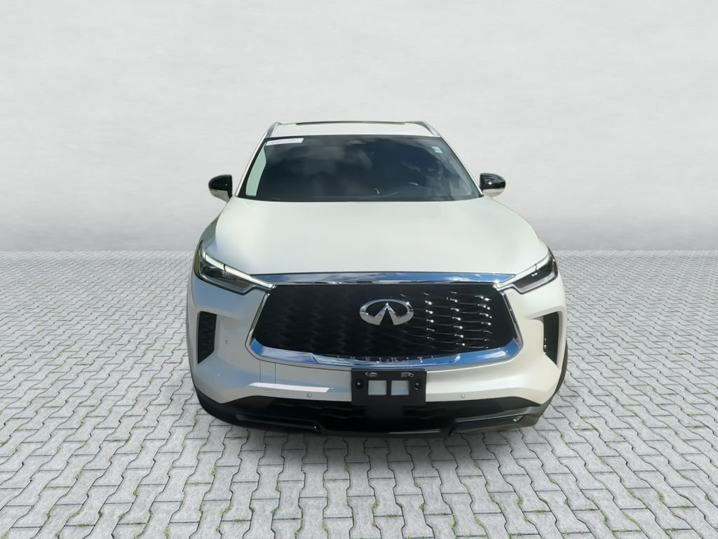 Certified Used 2023 Majestic White INFINITI LUXE image 3