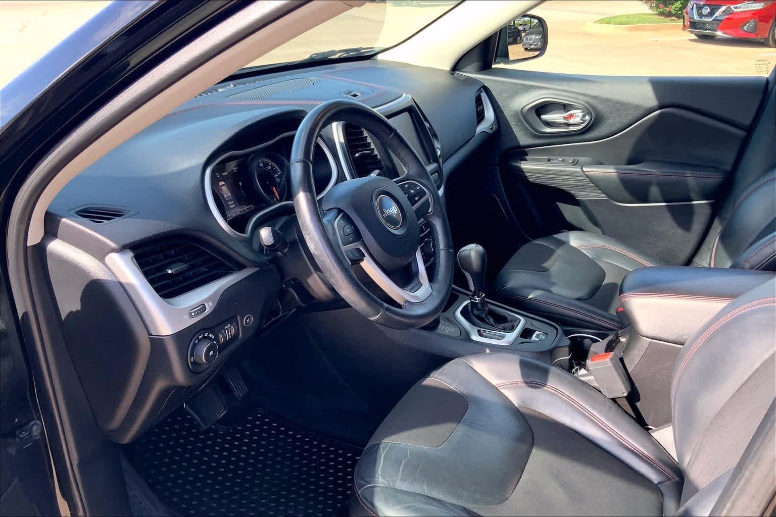 Used 2017 Diamond Black Crystal Pearlcoat Jeep Trailhawk image 16