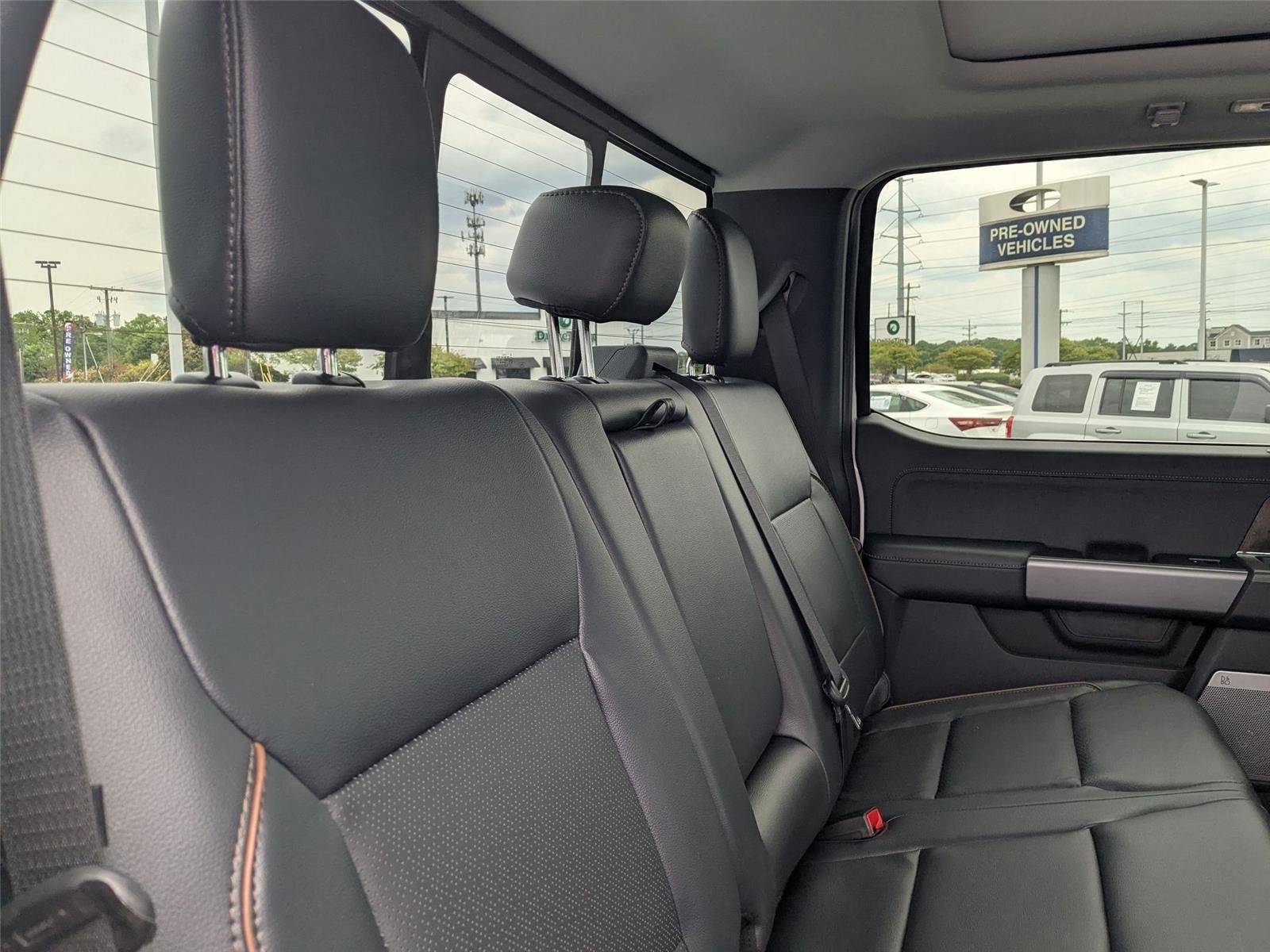 New 2025 Star White Metallic Tri-Coat Ford LARIAT image 32