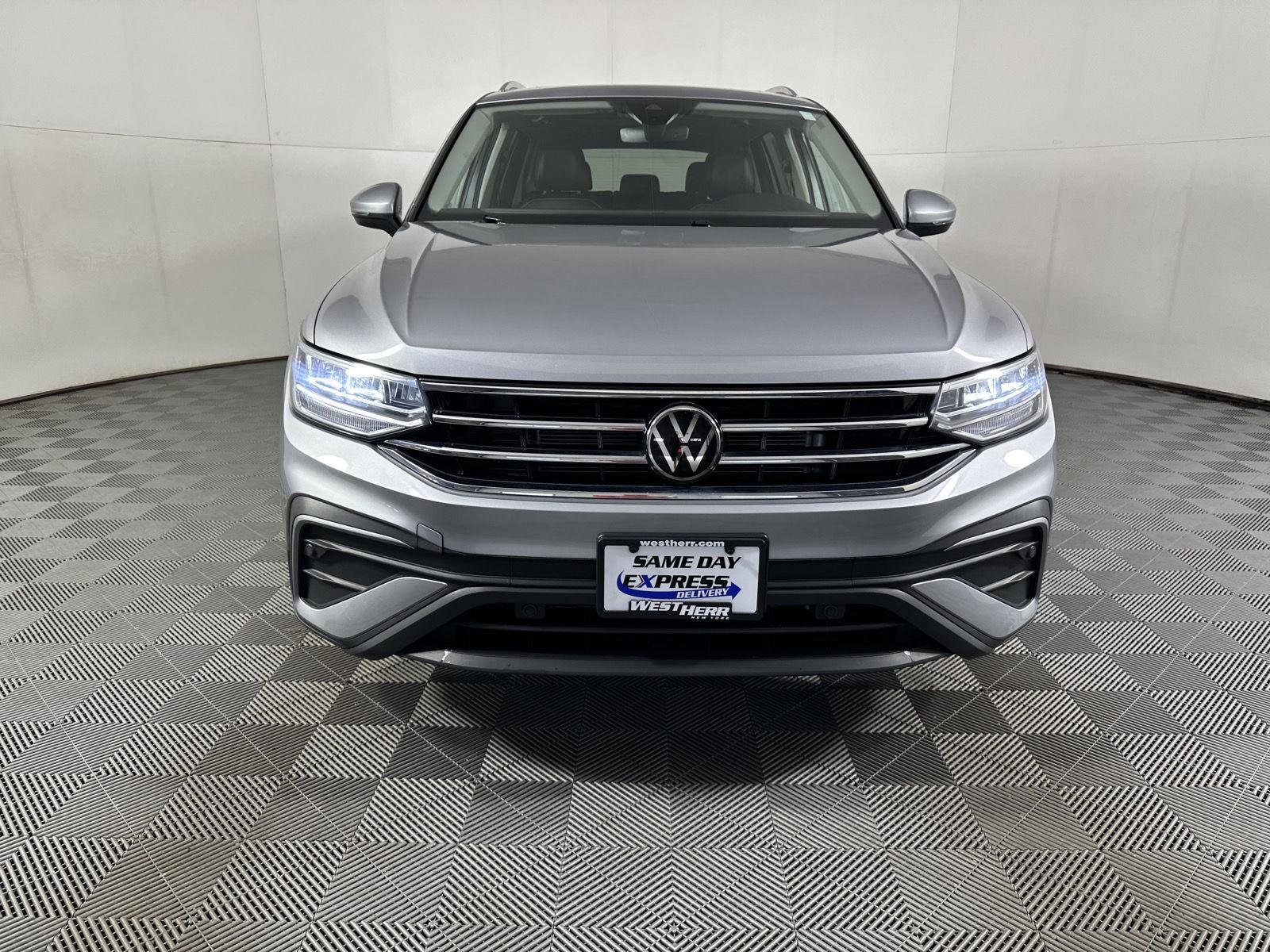 Used 2024 Pyrite Silver Metallic Volkswagen SE image 2