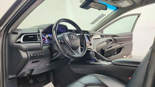 Used 2018 Gray Toyota SE image 17