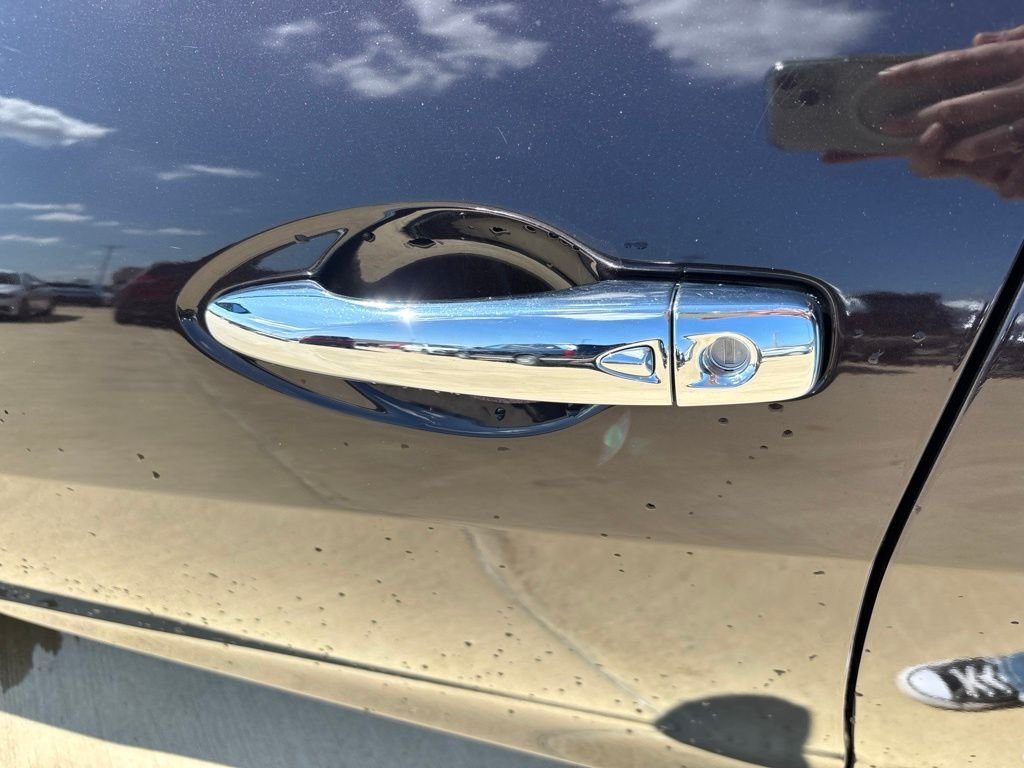 Used 2016 Bordeaux Nissan Platinum image 14