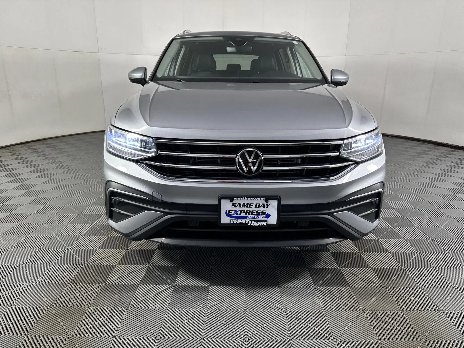 Used 2024 Pyrite Silver Metallic Volkswagen SE image 2