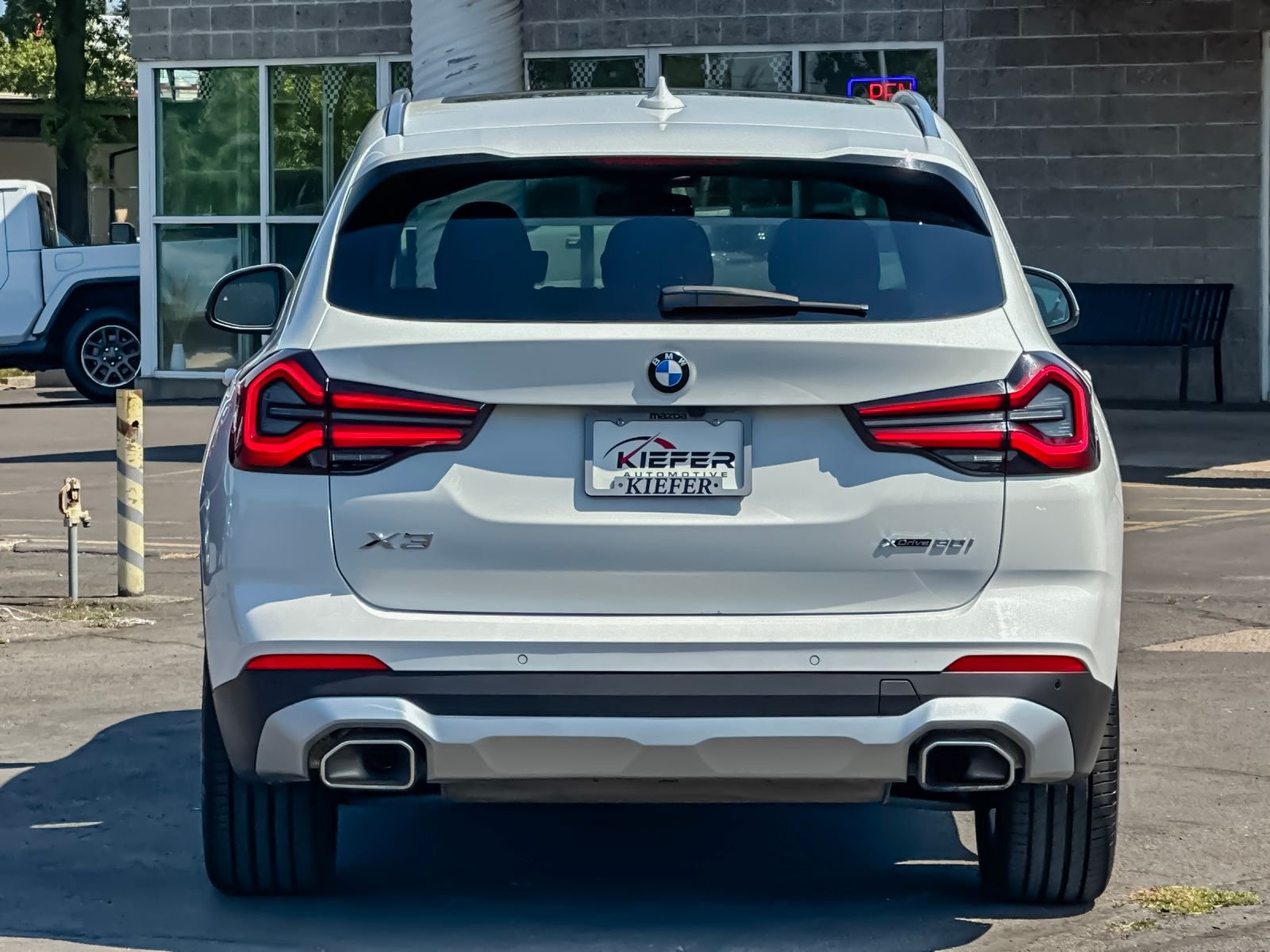 Used 2024  BMW xDrive30i image 4
