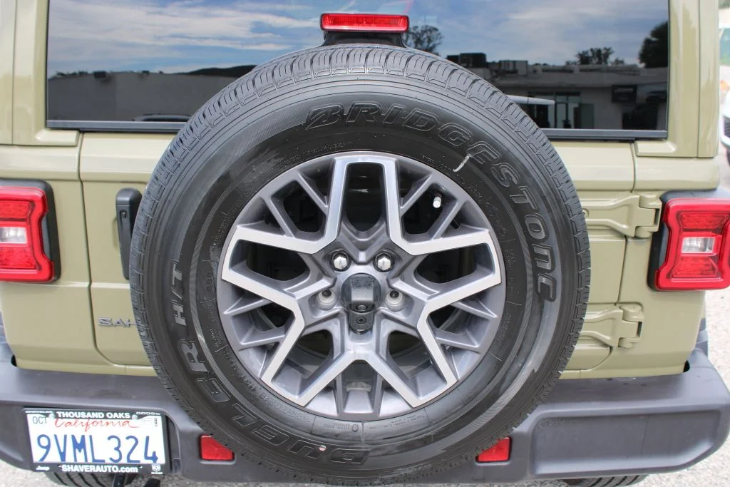 Used 2026  Jeep Sahara image 9
