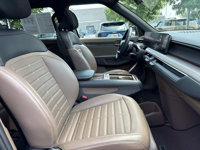 Used 2024  Kia Land image 13