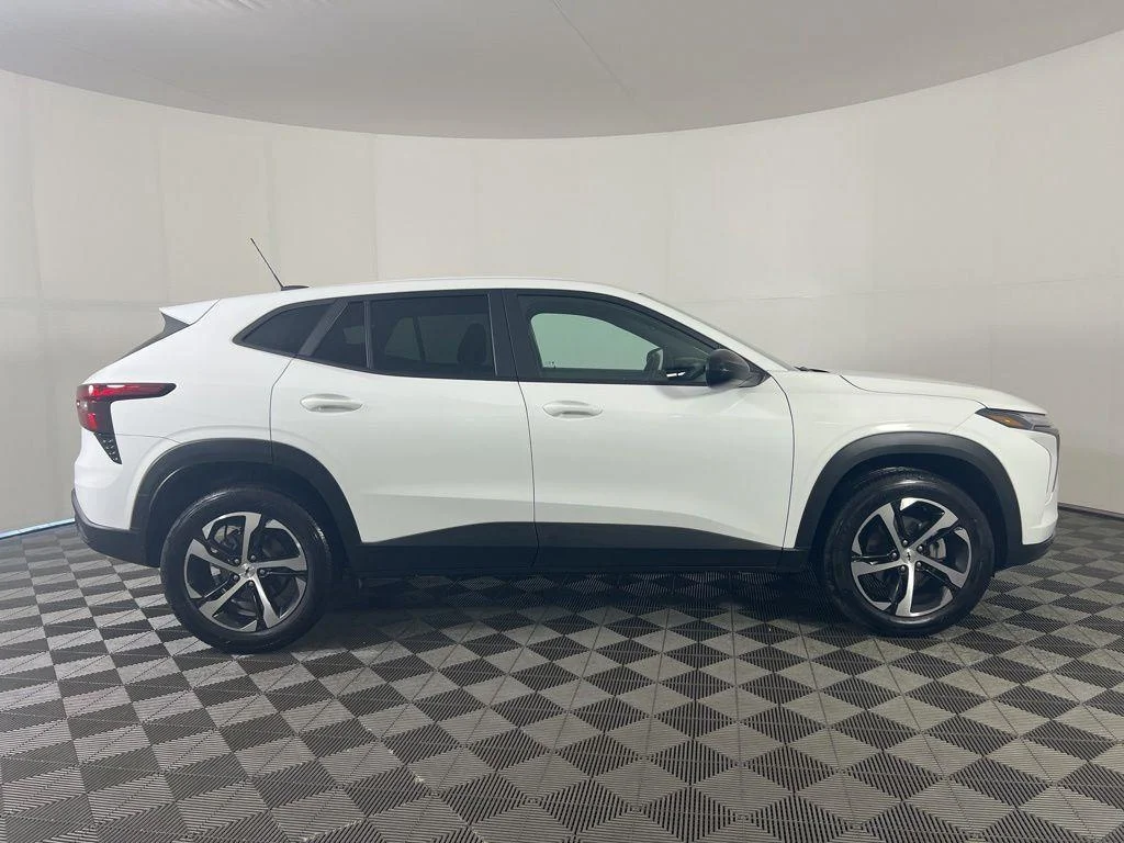 Used 2024 Summit White Chevrolet 1RS image 8